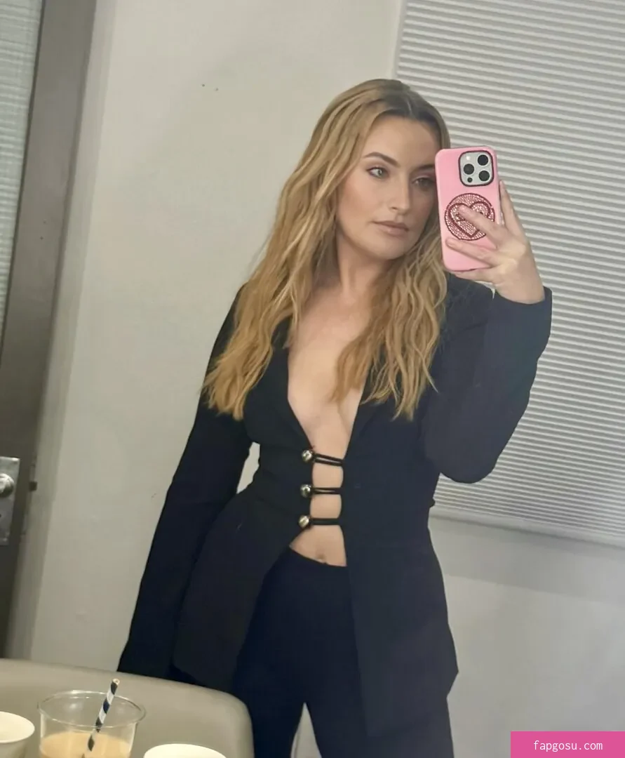 Amelia Dimoldenberg