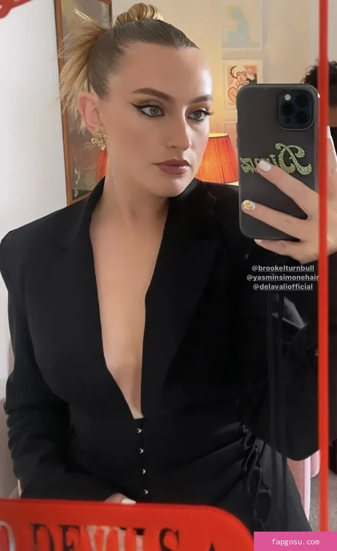 Amelia Dimoldenberg