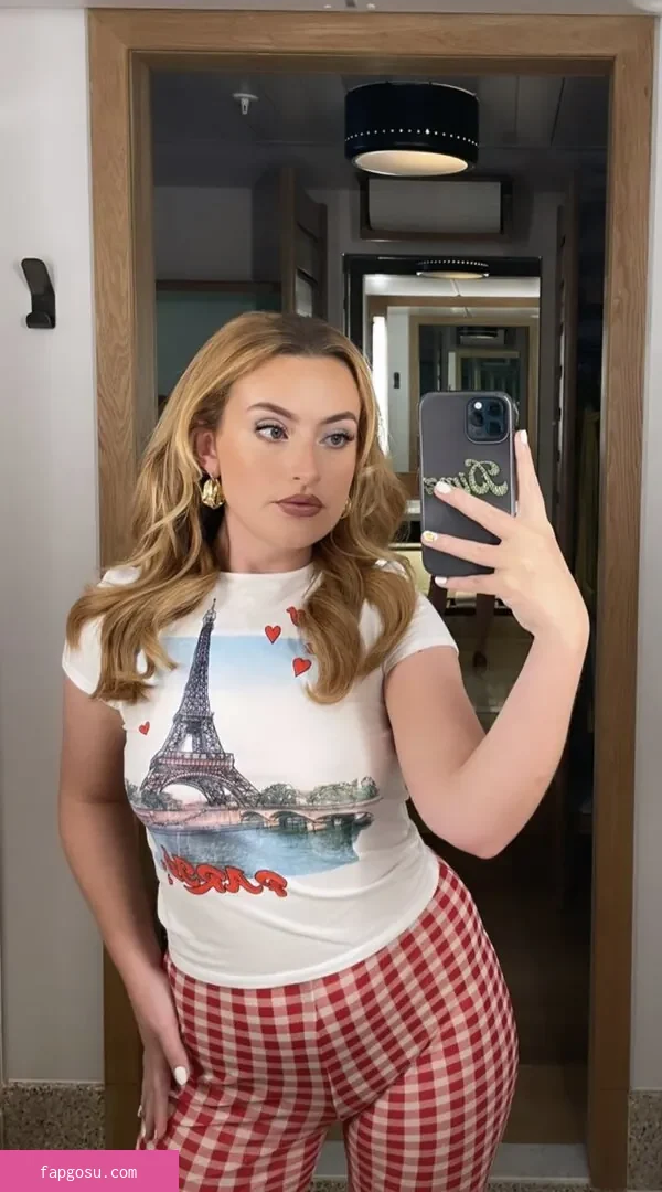 Amelia Dimoldenberg