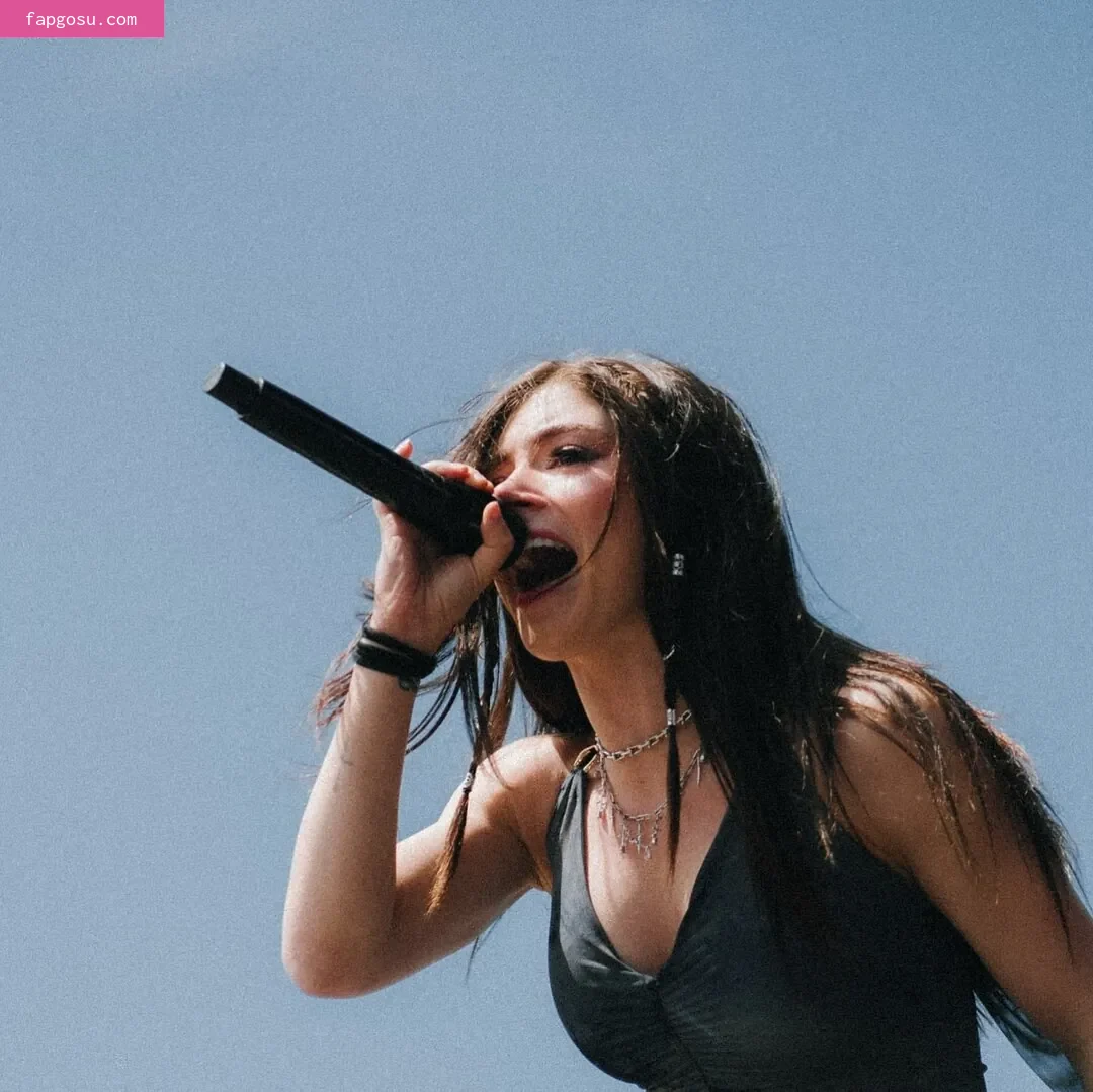 Chrissy Costanza