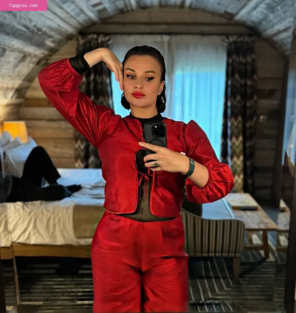 Gizzi Erskine