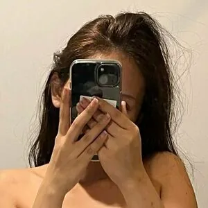 girl_shows_tits