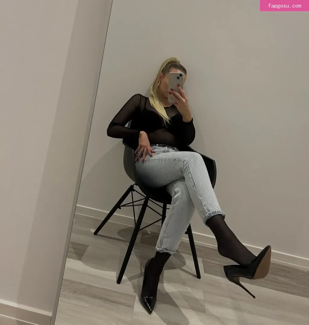 Lilou Loves Nylon