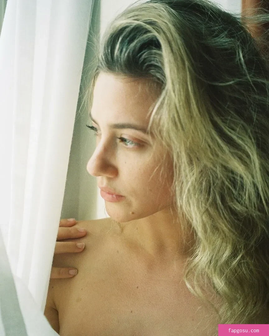 Lili Reinhart
