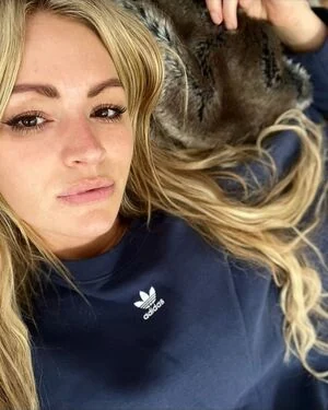 Laura Woods content