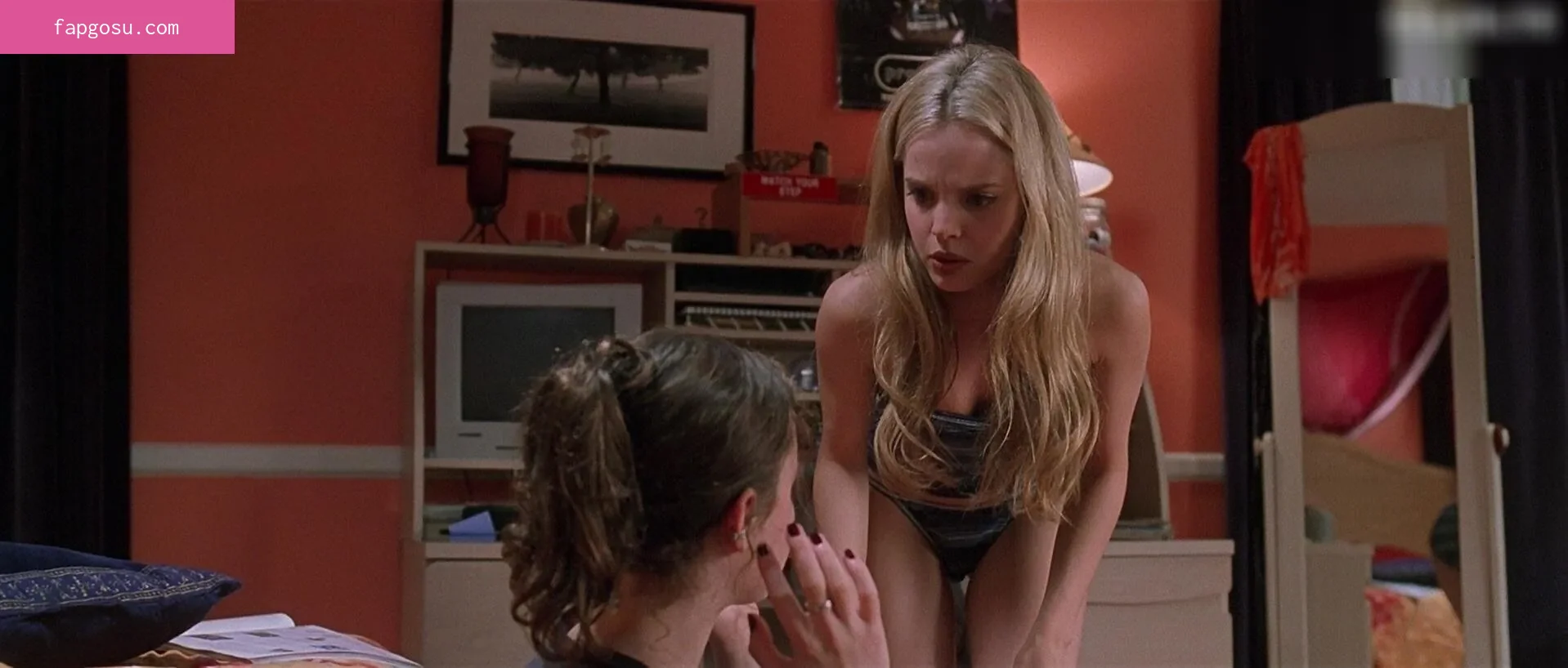 Mena Suvari