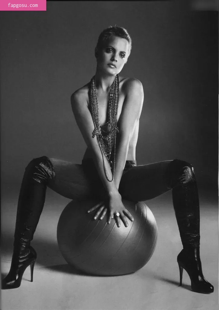 Mena Suvari
