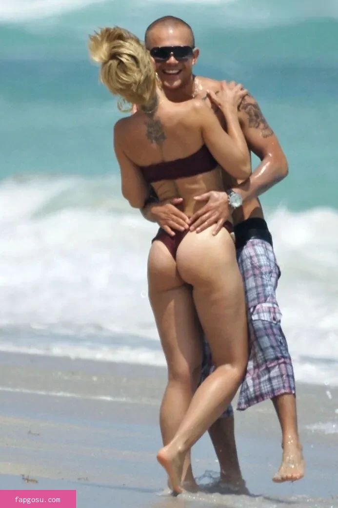 Mena Suvari