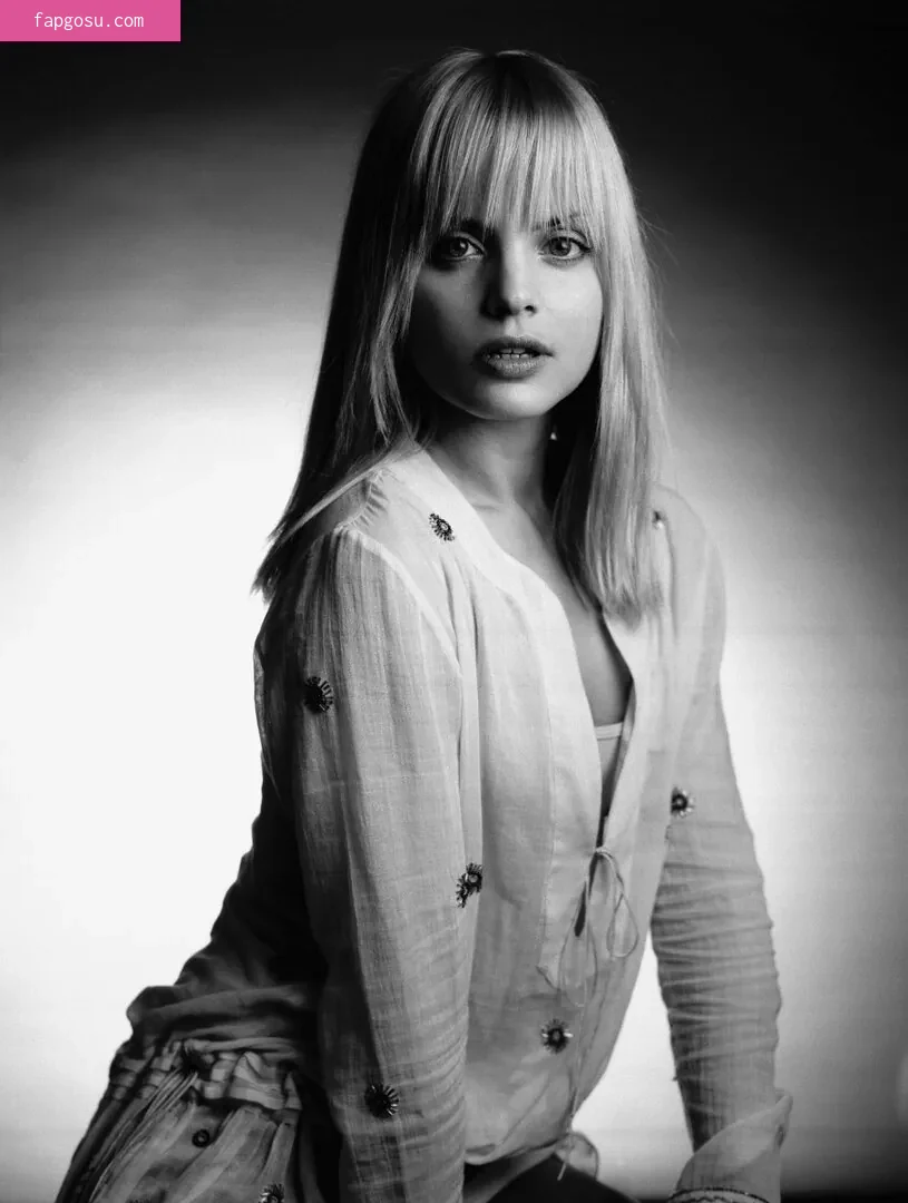 Mena Suvari