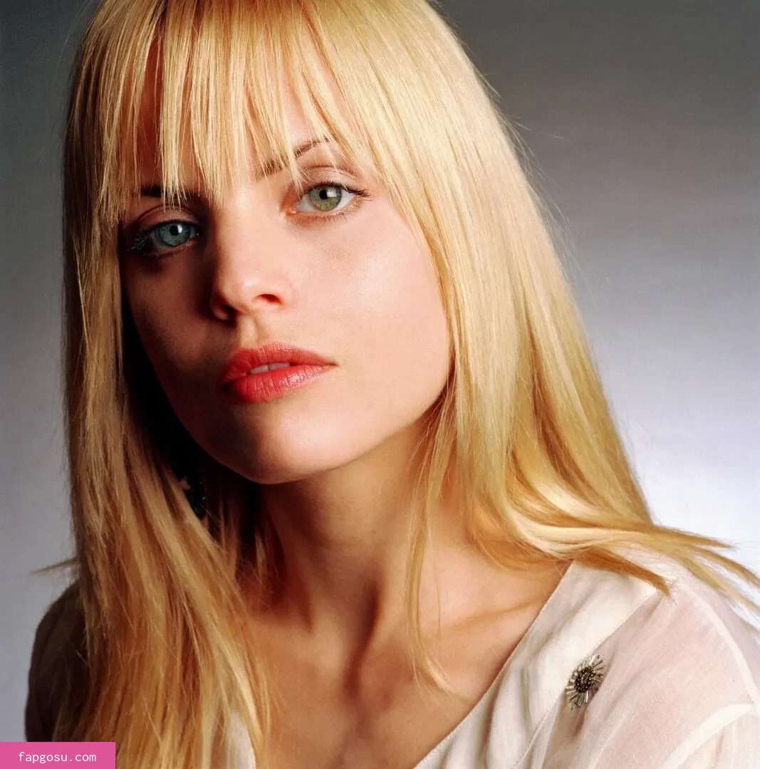 Mena Suvari